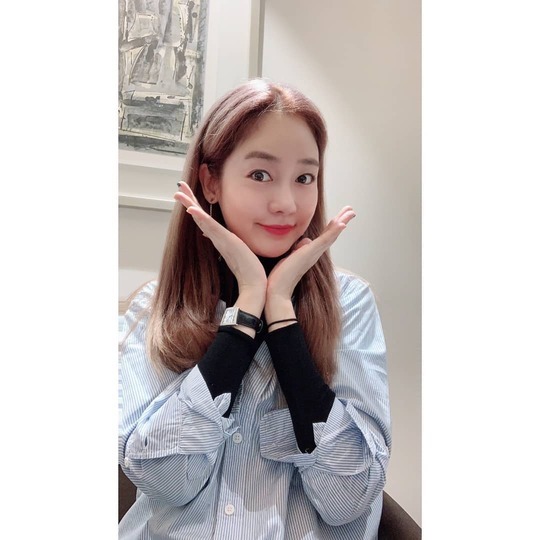 The recent status of Sung Yu-ri has been revealed.Sung Yu-ri released a selfie on his Instagram on October 13 with a calyx with an article entitled # I Love Flower Song # Son Yuna Campaign # Rare Incurable Disease Child # Donation Project.The beautiful figure that greeted the second day catches the eye.pear hyo-ju