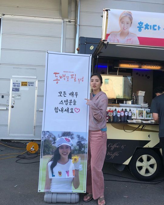 Bringing the 8th Class Model Ratio.Singer and actor Son Dam-bi boasted a Coffee or Tea Gift from model Kang Seung-hyun.Son Dam-bi posted a photo on his instagram on October 13 with an article entitled Thank you Seung Hyun A. Ill Have a Drink.The photo showed Son Dam-bi hugging the signboard; Son Dam-bi showed off her slender figure in a pink sweatshirt.Son Dam-bis dissipating small face size catches the eye.Fans who encountered the photos responded such as Son Dam-bi dyed!, Is the scent dead?, Early Wednesday will come.delay stock