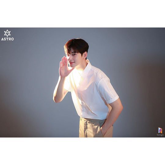 Group Astro member Cha Eun-woo boasted a warm visual.Cha Eun-woos agency Fantagios official Instagram posted a photo on October 13 with an article entitled Cha Eun-woo, a man who matches the season of autumn.The picture shows Cha Eun-woo, which adds a dandy charm with a white shirt and beige pants. Cha Eun-woos disappearing small face size catches the eye.Cha Eun-woos blemishes-free white-oak skin also stands out.delay stock