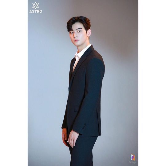 Group Astro member Cha Eun-woo boasted a warm visual.Cha Eun-woos agency Fantagios official Instagram posted a photo on October 13 with an article entitled Cha Eun-woo, a man who matches the season of autumn.The picture shows Cha Eun-woo, which adds a dandy charm with a white shirt and beige pants. Cha Eun-woos disappearing small face size catches the eye.Cha Eun-woos blemishes-free white-oak skin also stands out.delay stock