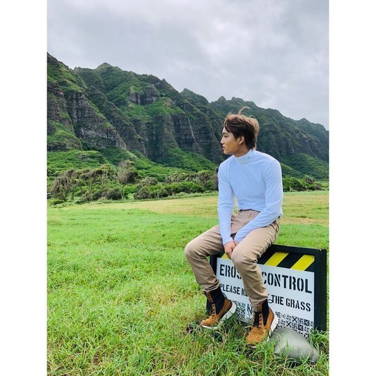 Group EXO member Kai showed off his handsome visuals to the full.Kai posted several photos on her Instagram account on October 13.The photo shows Kai sitting on a sign above the grassland, Kai staring at the camera with her chin on her chin.A distinct features like a piece of Kai make a handsome visual even more prominent.The fans who responded to the photos responded that the visual is crazy, the best looking in the world and I am happy every time I see the mirror.delay stock