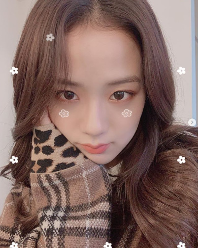 Group BLACKPINK JiSoo has unveiled its beautiful Selfie.JiSoo posted two photos on his SNS on the 13th with an article entitled Selfie is too difficult.In the photo, JiSoo is staring at the camera with an intense expression with his chin on his chin.In another photo, JiSoo showed off her cute charm by using a photo application with her mouth open.JiSoo debuted in 2016 with BLACKPINK and celebrated its third anniversary in September.BLACKPINK was loved by many hits such as Kill Dis Love and Boombaya.In addition, it has surpassed the K-pop groups shortest 600 million views with BLACKPINKs KILL THIS LOVE music video, which includes JiSoo.
