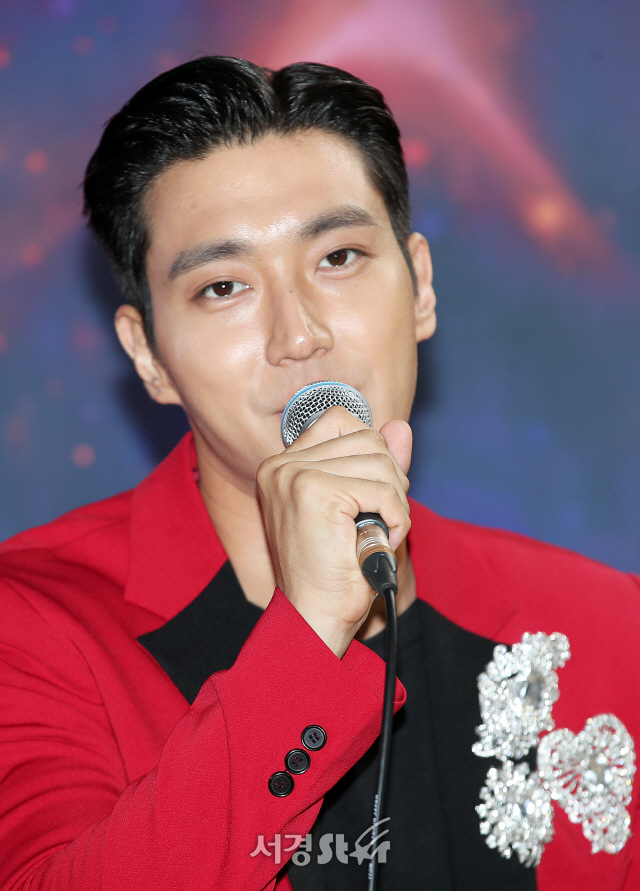 The new album title song SUPER Clap is a bright and exciting uptempo rhythm pop dance song with a pleasant message to blow away all the worries and worries with applause.Claps and brass sounds are added on a fast beat, so you can feel the cheerful atmosphere of Super Junior.Meanwhile, Super Junior will release its regular 9th album Time_Slip (Dr. Jin) on October 14 and will be visiting fans by live broadcast of Naver V LIVE at 10 p.m. on the day of comeback.