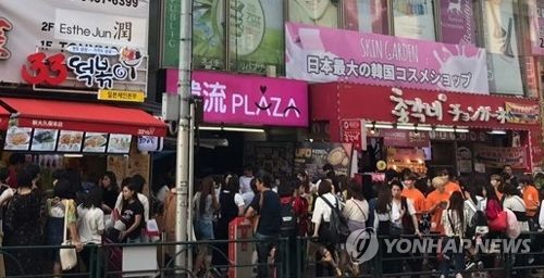 붐비는 신오쿠보 코리아타운 일본 도쿄의 코리아타운 신오쿠보 거리 모습 [촬영 김병규]