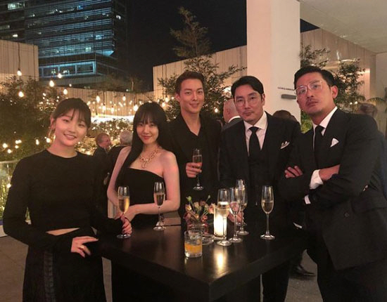 The representative visual actors of Korea met in LA.On the 14th, Im Soo-jung posted a picture on his Instagram with an article entitled Faces that have been nice for a long time.The photos released included Im Soo-jung, Park So-dam, Jang-yong, Ha Jung-woo, and Cho Jin-woong.The five Actors, dressed in black dresses and suits, attended a gala show at the LA Hammer Museum in the United States.On the other hand, Im Soo-jung recently appeared on TVN Enter the search word WWW.