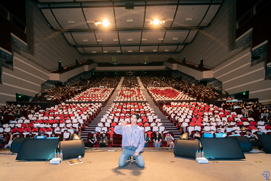 Lee Jin-hyuk wraps up Taiwan fan meeting amid fans hot cheerLee Jin-hyuk fan meeting Jinhyuk: Hae [T.Y.F.L] in Taiwan was held at Taiwan TICC on October 13th.Lee Jin-hyuk, who opened the door of the Taiwan fan meeting with Michael Jacksons XSCAPE, filled the stage perfectly with the solo version Turtle Ship and the uptensions Beautiful, which drew the attention of Taiwan fans.Lee Jin-hyuk also released a daily schedule of Jinhyuks Day, which was rewritten as a Taiwan fan meeting version, and recently released a changed routine that was preparing for solo albums such as recording and practice.In addition, I had a happy time with my fans by playing new games such as catching up with the scenes and testing my taste.In particular, the video prepared by the Taiwan fans and the surprise card section event impressed Lee Jin-hyuk, and Lee Jin-hyuk also impressed the fans by releasing a video letter prepared for the Taiwan fans who gave him a warm cheer.Lee Jin-hyuk, who proved to be very popular overseas after hosting the first personal fan meeting Jinhyuk: Hae [T.Y.F.L] in August, followed by Thailand fan meeting last month and Taiwan fan meeting on the same day, announced the release of his solo album recently, amplified expectations, followed by JTBC Go Tell Me, JTBC Five Brothers, tvN Don Quixote is gathering hot topics foreshadowing appearances.bak-beauty