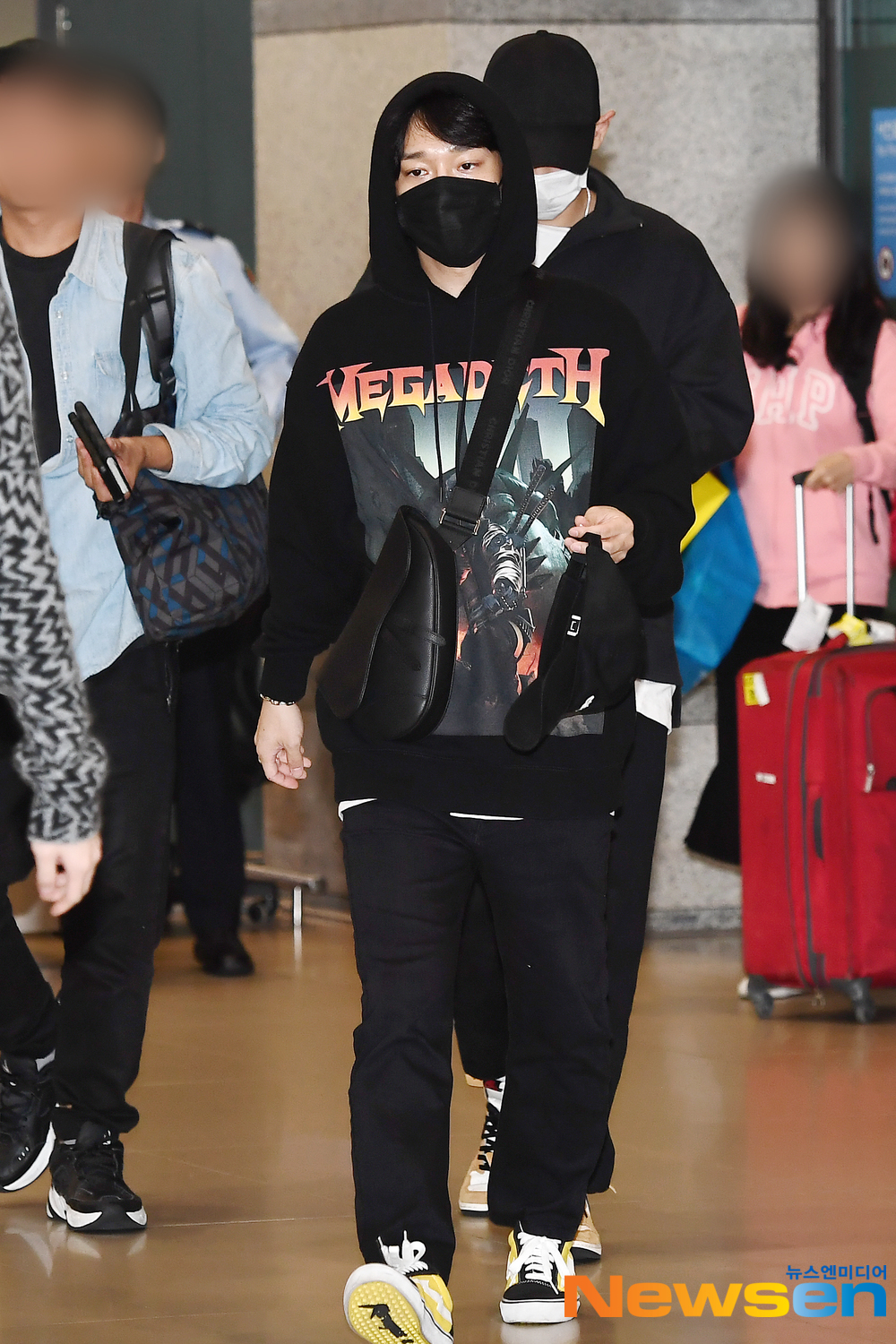 EXO members Suho, Chan Yeol, Sehun and Chen arrived at the Incheon International Airport in Unseo-dong, Jung-gu, Incheon on the afternoon of October 14 after completing the EXO PLANET #5 - EXpLOration - In Japan schedule.EXO (EXO) member Chen is entering the country.exponential earthquake