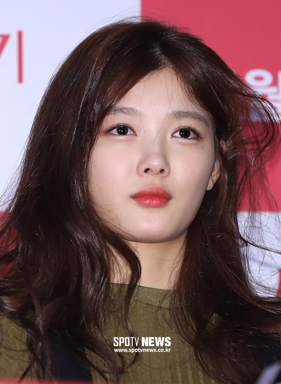 As singer Sullis death was announced, Actor Kim Yoo-jung canceled the scheduled event schedule.According to the Seongnam Police Station in Gyeonggi Province, the manager found that Sulli was dead at 3:21 pm in Seongnam City, Seongnam City, and reported to the police.Police are investigating the scene along with whether or not they will be suicide, and are investigating the exact case.In addition, VLove Live! side canceled Super Juniors comeback Love Live! broadcast The Super Clap scheduled for 6 pm on the 14th.The reason was not accurately announced, but it is presumed that it was caused by the misrepresentation of his junior Sulli.SM Entertainment, a subsidiary company, is currently out of contact and is expected to announce its official position after grasping the situation.As Sulli, who had been faithful enough to shoot the advertisement until the day before, the fans and the public are shocked by the sudden b-blow.Currently, SNS is also full of comments from fans about Sulli.If you have a hard-to-speak problem, such as depression, or if you have a family or acquaintance who has such difficulties, you can get 24-hour professional counseling counseling counseling calls 1393, mental health counseling calls 1577-0199, Hope calls 129, Life calls 1588-9191, and Youth calls 1388.=