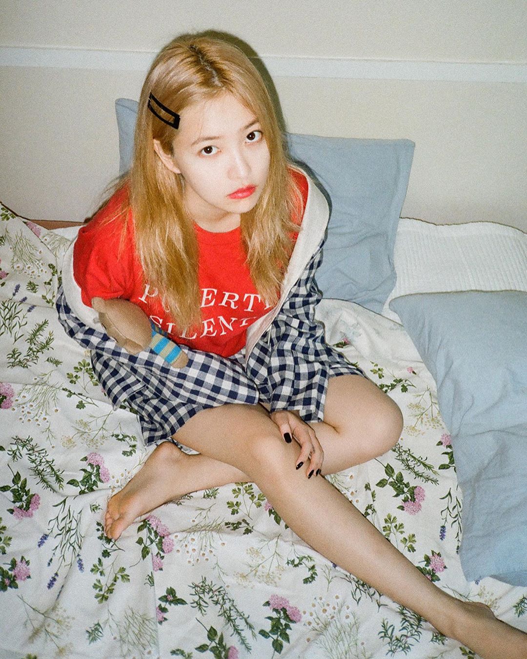 Red Velvet Yeri has released a photo of her innocent beautiful looks.Red Velvet Yeri posted two photos on his Instagram on the 13th with an article entitled We love film.The photo shows Yeri posing freely on the bed, and it captures the hearts of fans with the charm of a cute sister.When the photos were released, netizens responded in various ways such as Yeri is a princess, Love, beautiful and full and I love you.Meanwhile, Yeri was loved by Red Velvet as a sound wave.Photo: Yeri Instagram