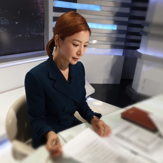 Yoon Se-ah has released a photo from the shooting scene of Drama.Actor Yoon Se-ah posted a picture on his 13th day with an article entitled #Melting Me Softly with me ... Sleep... Pretty Dream.The photo shows the figure of Yoon Se-ah sitting at a desk and looking at the script. The neat hairstyle and calm color suits make a small face and features more prominent.When the photos were released, netizens responded in various ways such as Have a good dream, When I wait until next week and I used it today.On the other hand, Yoon Se-ah is appearing on TVN weekend drama I melt me as Na Ha Young.Photo: Yoon Se-ah Instagram