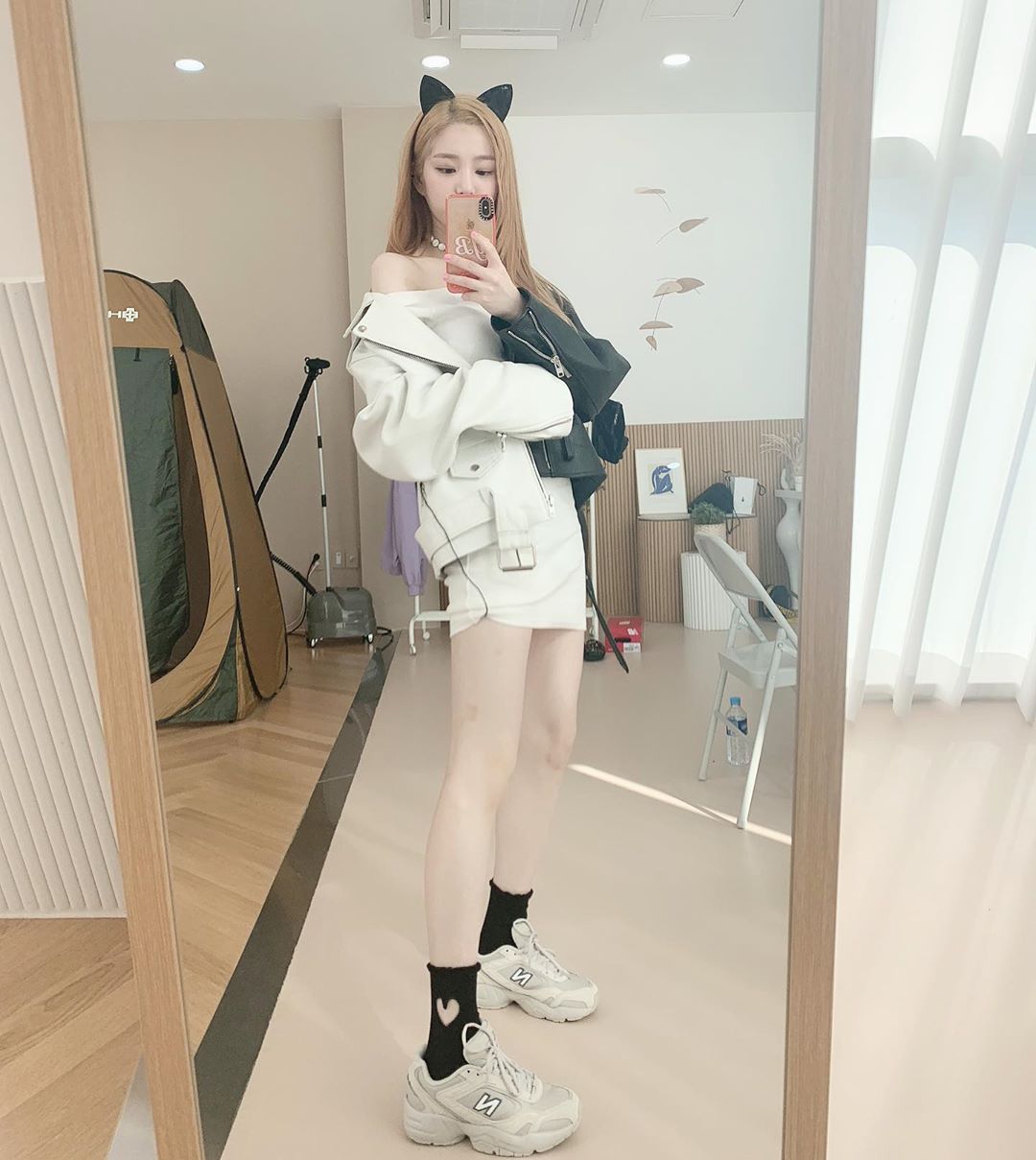 Lee Yu-bi has released a cute Selfie.Actor Yubi posted several photos on his 14th day with an article entitled # Follow Me 12 First Shooting on his instagram.The photo shows a cute and sexy atmosphere with a Cat headband and a white off-shoulder headband.Cool features and white skin made the fans feel excited.When the photos were released, netizens responded in various ways such as I am a Cat, I have to take care of it every day.Meanwhile, Yu Yu-bi is scheduled to appear on FashionNs FashionN Follow Me 12.Photo: Yu Yu-bi Instagram