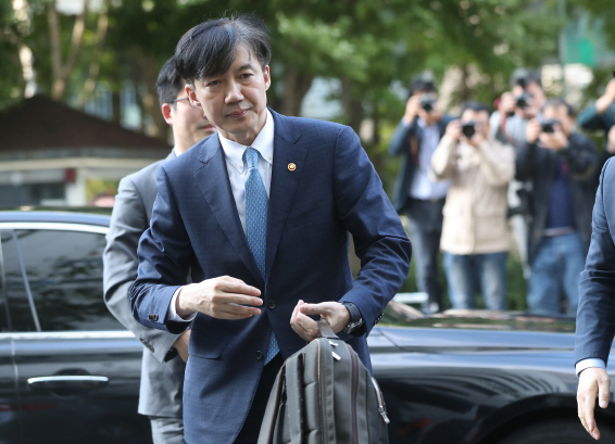 전격적으로 사의를 밝힌 조국 법무부 장관이 14일 오후 서울 서초구 방배동 자택으로 들어가고 있다. (사진=연합뉴스)