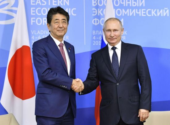 러시아 블라디보스토크에서 열린 '동방경제포럼'에서 회담을 가진 블라디미르 푸틴 대통령(오른쪽)과 아베신조 일본 총리(왼쪽)의 모습. 사진 = 연합뉴스