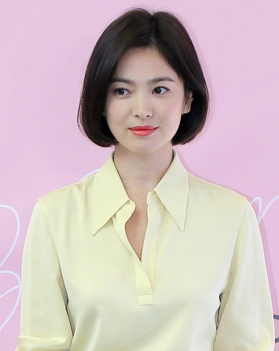 Song Hye-kyo filed a complaint with the Police in Bundang in July after malicious comments were posted on the article after his divorce was known.At that time, 15 Internet IDs were distributed to Police, specifying explicit slander and abuse that were clearly false and malicious.Police investigated the IDs and found out the identity of A and B.When they were investigated by Police for Song Hye-kyos complaint, they were found to have written blogs and deleted articles.Police officials said, Song Hye-kyo has 15 IDs, but 13 IDs have not been traced, such as withdrawing from the site, so only A and B, who have been identified, have been handed over to the prosecution.