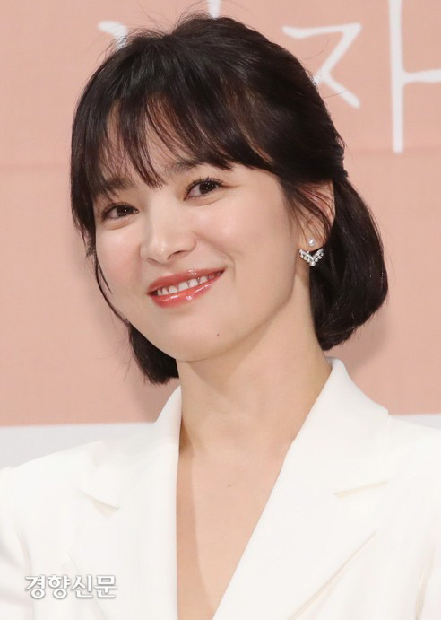 Two netizens who wrote malicious comments and circulated rumors toward actor Song Hye-kyo were handed over to Prosecution.According to the Police Book of Seongnam Bundang, Gyeonggi Province, netizen A and Mr. Song site in Prosecution with the opinion of prosecution for defamation and insult under the Information and Communication Network Act.A is accused of damaging Songs reputation by publishing false facts by posting a post on his blog in June, when Song was known to be in divorce with actor Song Jung-ki, saying, Chinas big sponsor is a decisive reason for divorce.Mr. Song is accused of insulting Mr. Song by commenting on an Internet article that reported the breakup of the Song couple at a similar time, such as The Ghost Who Eats Men.Song has filed a complaint with Police in July last year, specifying 15 Internet IDs that posted malicious comments and rumors about him.Thirteen of the fifteen IDs have already been withdrawn from the site and have not been traced, so only two people, including Mr. A, who has been identified, have been handed over to Prosecution, said a police official.