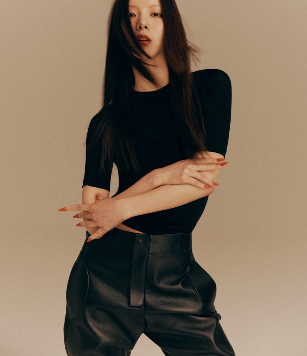 Kim Ye-lim returns to Lim KimSinger Lim Kim (LIM KIM) will release his first EP, Generre-Asian (GENERASIAN) at 6 p.m. on October 15.After a long gap, Lim Kim released his single SAL-KI in May, which shocked the public with its old and 180-degree changes and new music, which was known to the public as Kim Ye-lim of the mixed duo two months.He then went on to fund a crowdfunding for album production through Tumblebuck, which he successfully raised more than 90 million won from nearly 2,000 sponsors and released this EP.Lim Kim wrote and composed the entire song as well as directing the album with producer No Identity.The EP, which includes six double title songs, Yellow and Mong, contains the themes of Oriental and Women.With intense message, it is expected to capture the eyes and ears of music fans with a new attempt that is rare in existing K-pop.The title song Yellow means Hwang In-jong, which conveys the message of identity as an Asian woman in an intense sound.Music Video also tried to visualize the musical message with the new appearance of Lim Kim.Yellow Music Video, which was filmed in Shanghai, China for two days, was caught by a Taiwanese-American female director, Christine Yuan, who has been working with 88 Rising.Music Video of Yellow and another title song Mong were also produced as crowdfunding funds.Prior to the release of the EP, Lim Kim conducted a private sound concert at Hongdae for crowdfunding sponsors on September 6.He also actively communicates with fans by releasing album covers through his social media channels.Meanwhile, Lim Kim will imprint the identity as a musician who has been redefined for the past three years through this EP.He will participate in the One Day Arts Festival held at the Namsan Picnic (PIKNIC) in Seoul on November 9, and will perform live performances with artists such as Say Sue Me and O3ohnbak-beauty