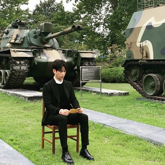 Actor Park Ki-woong expressed his feelings about participating in MBC Memory Rock.Park Ki-woong posted a photo on his Instagram on October 15 with an article entitled Remember, Record: MBC Remembrance General Kim Hong-il Glory.The picture shows Park Ki-woong sitting between battle tanks. Park Ki-woong wears an all-black suit to express his condolences and respect.delay stock