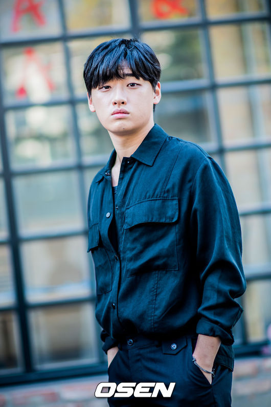 Actor Lee David creates acting synergies with Park Seo-joon through the new drama Itaewon Klath.As a result of the coverage on the 15th, Lee David was cast in JTBCs new drama Itaewon Klath (playplayplay Gwangjin, director Kim Sung-yoon).The Itaewon Clath, based on the original webtoon, depicts the rebellion of youths who are united in an unreasonable world, stubbornness and guest.Itaewon, Seoul, which seems to have compressed the world. It contains the myth of the start-up of youths who pursue freedom with their own values ​​in the streets of this small neighborhood.The original story was about the main character, Park Sae-roi, who suffered the death of his father due to the chairman of a large company in the food service industry and his son, setting up a store in Itaewon after all kinds of hardships.In the drama, there will be a new person and narrative, but overall it will not escape from the original.Lee David played the role of fund manager Hojin in the drama Itaewon Klath.He is an alumnus of Park Seo-joon and develops into an assistant working together at Itaewon in the future.It is expected that the two people who have been recognized for acting ability through various dramas and movies will show what kind of breathing they will show.Meanwhile, Actor Kim Dae-mi played Joy Seo, Kwon Na-ra played Osua and Yoo Jae-myeong played Jang Dae-hee. The show is scheduled for February 2020.DB
