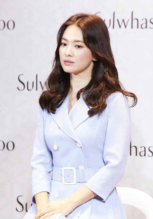 Two netizens who wrote malicious comments and circulated rumors toward actor Song Hye-kyo were handed over to the prosecution.Police in Gyeonggi Province announced on 15th that netizen A and Mr. Lee were sent to the prosecution on charges of defamation and insult under the Information and Communication Network Act.In June, when Song was reported to be in divorce with actor Song Jung-ki, he posted a message on his blog saying, Chinas big sponsor is a decisive reason for divorce, and is accused of defaming Songs reputation by publishing false facts, Yonhap News reported.In an Internet article that reported the breakdown of the Song couple at a similar time, Mr. Lee is accused of insulting Song by commenting on the ghost eating men and the beautiful thing is like XXX...Song has filed a complaint with Police in July last year, specifying 15 Internet IDs that posted malicious comments and rumors about him.Police explained that only 13 of them were already withdrawn from the site, and only two people, including Mr. A, who was confirmed to have identity, were handed over to the prosecution.Meanwhile, singer and actor Sully (real name Choi Jin-ri and 25), who had been resting in the entertainment industry for a while due to malicious rumors, left the world with extreme choices at home the day before, causing shock and sadness.online news team
