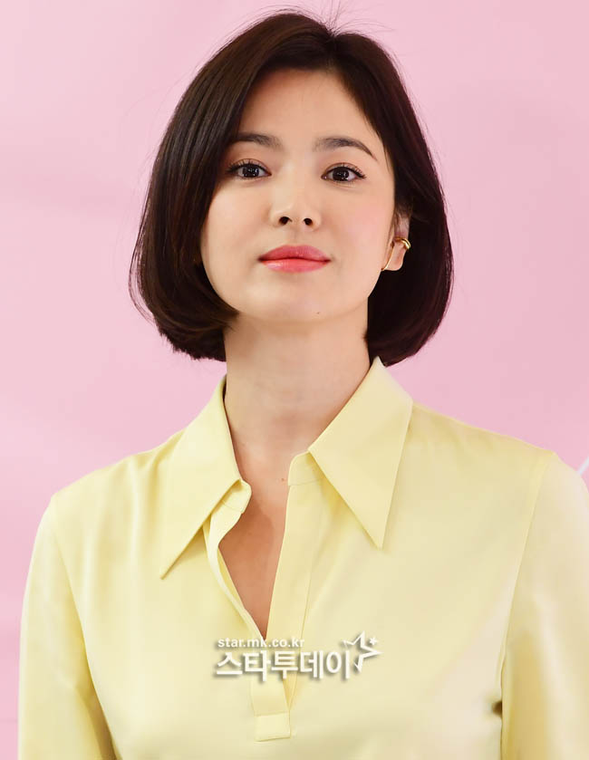 Two netizens who wrote malicious comments and circulated rumors toward actor Song Hye-kyo were handed over to Prosecution.Police in Bundang, Gyeonggi Province, said on the 15th that netizen A and B were sent to Prosecution on charges of defamation and insult under the Information and Communication Network Act.In June, when Song Hye-kyo reported on the divorce process with Song Jung-ki, A posted a blog post on his blog saying, Chinas big sponsor is a decisive reason for divorce.He is accused of defaming Song Hye-kyo by disclosing false facts.Mr. B is accused of insulting Song Hye-kyo by posting insulting comments such as man-eating ghost and beautiful is like XXX ... in an Internet article that reported the breakup of Song Hye-kyo couple at a similar time.Song Hye-kyo has filed a complaint with the police in July, specifying 15 Internet IDs that posted malicious comments and rumors about him.Of these, 13 IDs were not withdrawn or tracked from the site; only two, including A, who was identified, were handed over to Prosecution.Meanwhile, Song Hye-kyo appears in his first official domestic appearance four months after he reported his divorce.At 2 pm on the 17th, he will attend a jewelery brand photo call event held at Avenue El, the head office of Lotte Department Store in Sogong-dong, Jung-gu, Seoul.