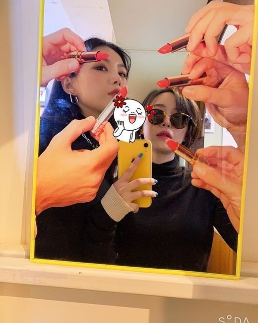 Brown Eyed Girls Miryo has released a two-shot with his youngest Gain ahead of his comeback.Miryo posted a picture on his Instagram on the 13th with an article entitled The end of the picture.Miryo in the picture is with Gain, who uses the Camera application to produce a lipstick picture and emit a unique charm.The Brown Eyed Girls will come back to full form on the 28th.