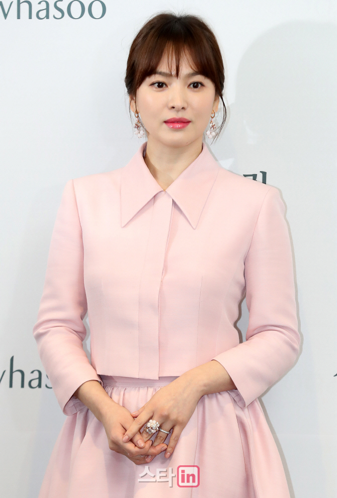 On the 16th, a jewelry brand promotion agency said that the Song Hye-kyo photo call event scheduled for the 17th was canceled.Song Hye-kyo was scheduled to attend a photo call at Avenuel, the head office of Lotte Department Store in Seoul on the 17th.I ask for your understanding and ask for a wide understanding. We have canceled the event to mourn the recent incident in the entertainment industry, said Song Hye-kyo.After the news of the death of singer and actor Sully was announced on the 14th, the entertainment industry is continuing the memorial atmosphere by telling the news of the cancellation of the event.On the 15th, production presentations were canceled, including the movie Hold the Ghost, Netflixs Park Na-raes Nongbai Alert, and Olive Chicken Roads Mnet Thumb Body.Meanwhile, according to the Seongnam Police Station in Gyeonggi Province on March 14, his manager found that Sully was killed on the second floor of a power house in Simgok-dong, Seongnam-si, Seongnam-si,Manager was reported to have visited Sullys house on the day after he was not contacted after his last call with Sully at 6:30 pm the day before.Police believe Sully made an extreme choice because no other criminal charges have been found so far.The National Institute of Scientific Investigation issued a verbal opinion on Sully Death on the 16th, saying, There is no suspicion of external force or murder.in-time