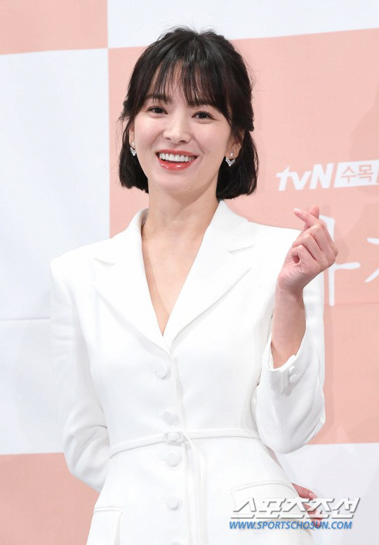 An official of the jewelry brand PR agency said, We all prepared the event to carry out a satisfactory event, but we decided that the decision was correct in expressing our condolences.Song Hye-kyo was scheduled to attend a photo call at Lotte Department Store headquarters in Seoul on the 17th.Especially, it was planned to show up for the first time in Korea since Song Jung Ki and the divorce in June.