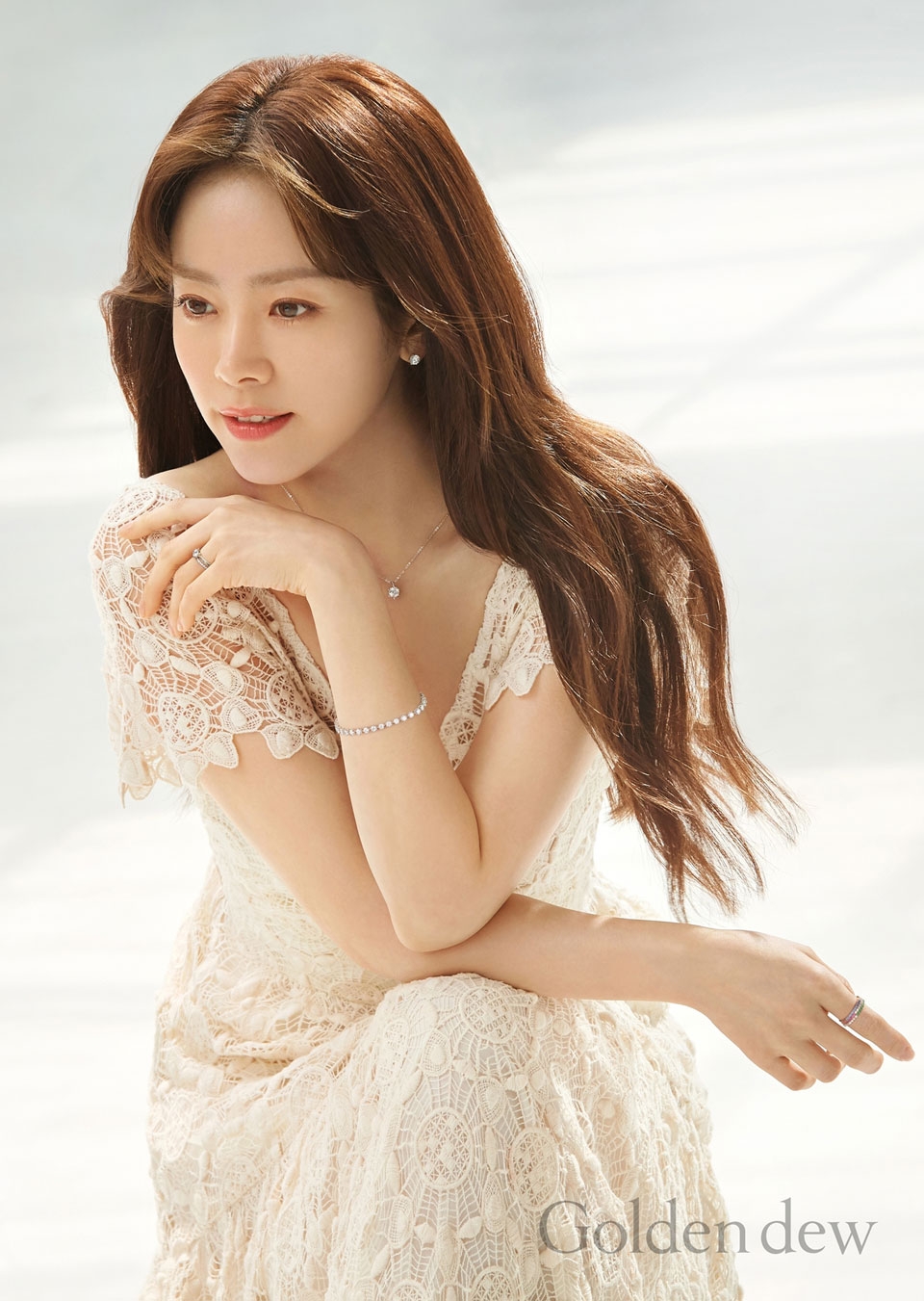 The nations leading fine jewelry brand Goldendew proposes a wedding jewelry style for the 2019 F/W season with Muse Han Ji-min.Han Ji-min in the picture showed a brilliant figure by matching luxurious diamond jewelery with a natural lace wedding dress.Han Ji-min showed off her elegant side by wearing a solitaire-style Infinite platinum Ring, set with a new technique to highlight diamonds with diamond-emphasizing Love Sonnet earrings and necklaces, and matching various colors and polygonal Rings to the main diamond wedding Ring, It showed its own sensual wedding Ring layered styling.This fall, Goldendews jewelery with brilliant Han Ji-min can be found at Goldendews Cheongdam headquarters, Seoul Arts Center and department store stores nationwide.
