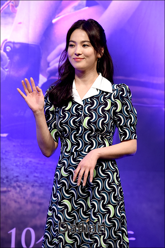 Actor Song Hye-kyo, a malicious commenter and rumor spread to Prosecution was handed over.Police in Bundang, Gyeonggi Province, announced on 15th that they sent A and B, who are netizens, to Prosecution on charges of defamation and insult under the Information and Communication Network Act.Mr. A is accused of defaming Song Hye-kyo by publishing false facts in his blog in June, when Song Hye-kyo was known to be in divorce with Actor Song Jung-ki, saying, Chinas big sponsor is a decisive reason for divorce.Mr. B is accused of insulting Song Hye-kyo by commenting on the Internet article that reported Song Hye-kyo Song Jung-kis breakup at the same time, such as Ghosts Eating Men and Beautiful looks like XXX.Song Hye-kyo previously sued the police in July for specifying 15 Internet IDs that posted malicious comments and rumors against him.Police said that only 13 of them were left to Prosecution, including A, who was identified because they were not traced, as they had already withdrawn from the site.The agency UAA said in July that it would legally respond to the act of misusing anonymity to mass-produce and spread rumors; it is an unbearable pain for the parties.There is no choice or agreement. 