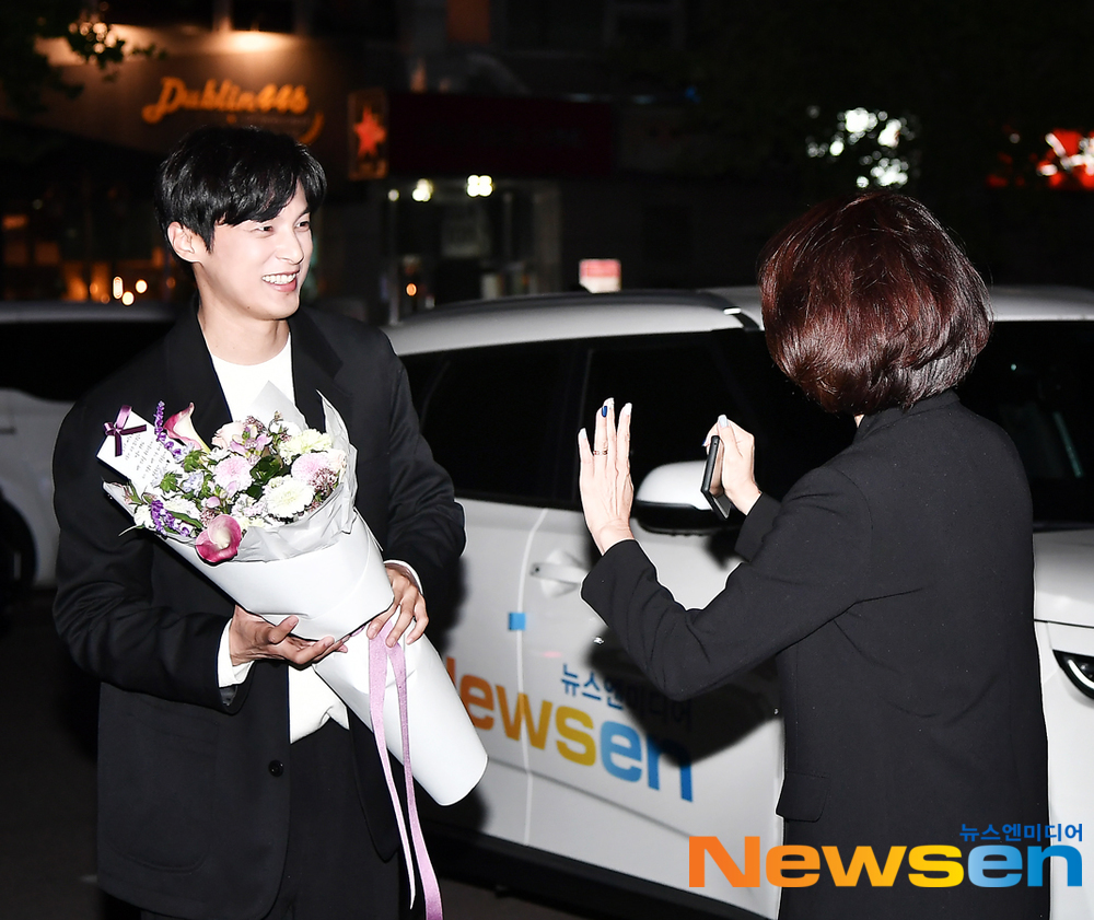 윤선우  '팬들 꽃다발에 빵 터진 웃음'[포토엔HD]
