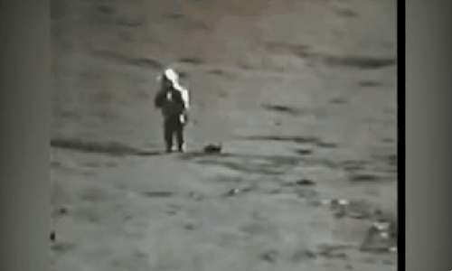 달 표면에서 토끼처럼 깡총깡총 뛰어다녀야만 했던 과거 아폴로 우주비행사의 모습