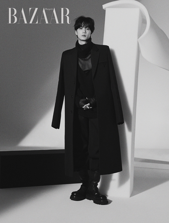 JR, leader of Group NUEST, decorated the November issue of Bazaar ahead of the release of the mini-7th album The Table on the 21st.This picture highlights the fashionable JR aspect in the image of a responsible leader. It emits a subtle charm under the dark black and white mood and colorful color lighting.JRs pictures can be found in the November issue of Bazaar.