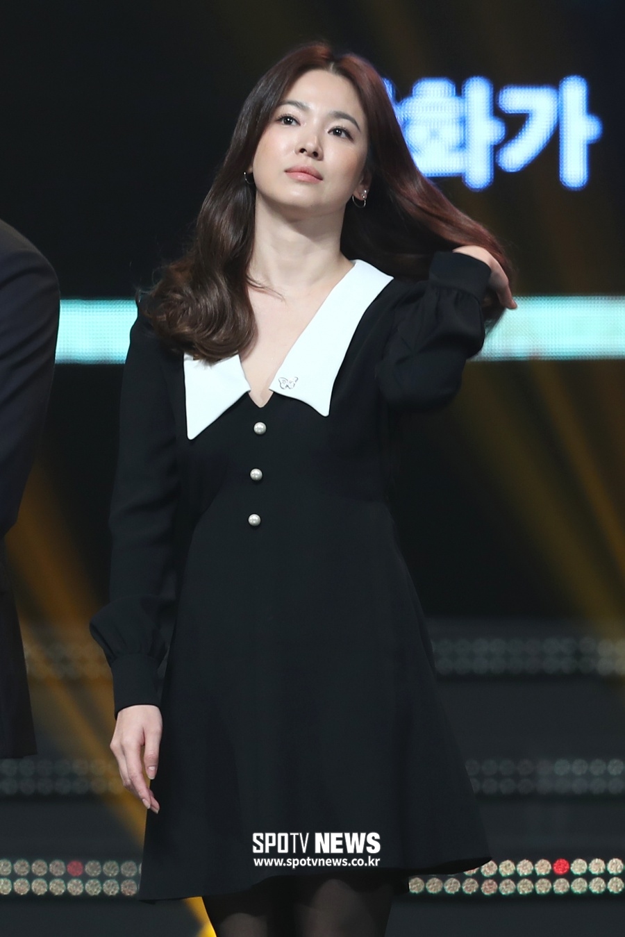 The first official domestic appearance after Actor Song Hye-kyos divorce was inevitably cancelled; the event scheduled for the sad Sully Death Vivo was cancelled.Fans who have been expecting the Song Hye-kyo domestic event for a long time, but they nodded to the background of the cancellation and pledged to do the following.Song Hye-kyo was scheduled to attend a luxury jewelry brand photocall on Thursday, where he is serving as Asias ambassador.Above all, the event was the first official event in Korea since Song Hye-kyo was the first since the divorce.However, in order to honor the late Sully, the event decided to cancel.Song Hye-kyo fans are sorry to see him, but they have actively understood the cancellation of the event, saying that they respect the mourning for the deceased.Song Hye-kyo has not been seen in the domestic official statue since Song Jung-ki and diverce in July.However, after the establishment of the divorce adjustment, he has focused on overseas activities only: Song Hye-kyo, who has been proud of his beauty, which has been more beautiful in China, Monaco and other countries.Song Hye-kyo, however, recently resumed SNS activities that had stopped with a diverce, releasing several photos of his photos on his Instagram, and revealing his recent welcome to fans.In addition, it was reported that he took short-term art school courses in New York, USA, where he visited Fashion Week, and he was also interested in Song Hye-kyos Teen Day.