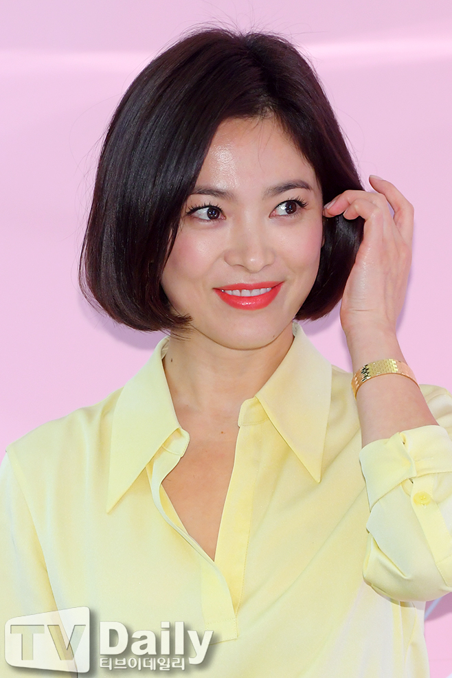 With singer and actor Sully leaving the world, the bitterness of the entertainment industry is amplified, and the photocall event of Actor Song Hye-kyo, which was scheduled to be held tomorrow (17th), has been canceled.On the afternoon of the 16th, a company responsible for the marketing of a jewelery brand canceled the planned Song Hye-kyo photo call event.Song Hye-kyo was scheduled to attend the jewelery brand photo call event at Lotte Department Store headquarters Avenue in Jung-gu, Seoul at 2 pm on the 17th.The company said it would ask for the understanding of fans and officials in the sudden cancellation, and the company said it would mourn it due to recent entertainment industry reports.On the 14th, F-X singer and actor Sully died at home.Currently, Sully funerals, initiations, and mortuaries are being held privately, and fans places of condolence are set up separately.
