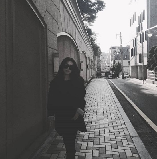 Jung Si-a posted a picture on her Instagram account on Wednesday.In the photo, Jungsia is walking on the street. Jungsia is attracting attention because she is shooting an Actress force despite the black and white photographs.On the other hand, Jungsia is performing in MBC weekend special project Golden Garden./ Photo: Jungsia Instagram