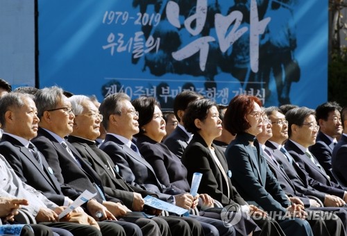 '거대한 불꽃 부마 민주항쟁' 시 낭송 듣는 문 대통령 (창원=연합뉴스) 배재만 기자 = 문재인 대통령이 16일 오전 경남 창원시 경남대학교 운동장에서 열린 제40주년 부마민주항쟁 기념식에서 부마민주항쟁 참여자 등과 함께 배우 조진웅의 '거대한 불꽃 부마 민주항쟁' 시 낭송을 듣고 있다. 이번 기념식은 지난달 부마민주항쟁 발생일인 10월16일이 국가기념일로 지정되고 첫 정부주관 행사로 열렸다. 2019.10.16 scoop@yna.co.kr