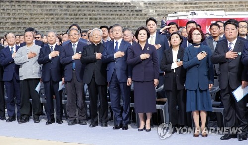 부마민주항쟁 기념식, 국기에 경례하는 문 대통령 (창원=연합뉴스) 배재만 기자 = 문재인 대통령이 16일 오전 경남 창원시 경남대학교 운동장에서 열린 제40주년 부마민주항쟁 기념식에서 부마민주항쟁 참여자 등과 함께 국기에 경례하고 있다. 2019.10.16 scoop@yna.co.kr