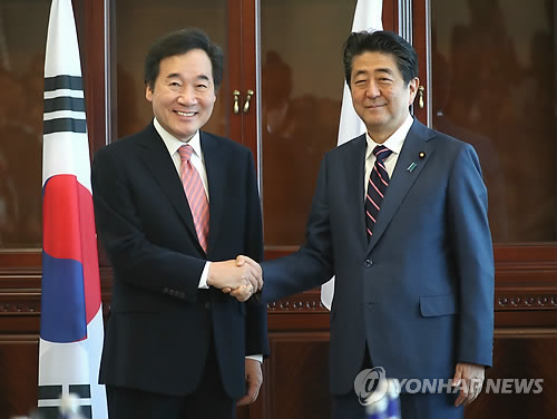 2018년 9월 11일 이낙연 국무총리가 러시아 블라디보스토크에서 한-일 양자회담에 앞서 아베 신조(安倍晋三) 일본 총리와 악수하고 있다. [연합뉴스 자료사진]