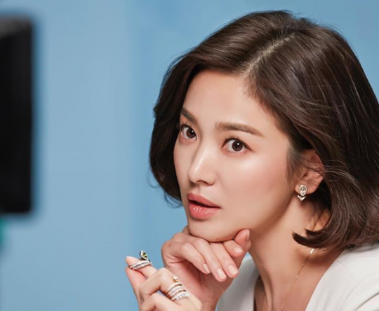 Jewelry brand Shome Korea announced on the 17th that Song Hye-kyo will attend an informal internal event this evening.Song Hye-kyo was working on the model of this brand.However, Song Hye-kyo canceled the personal official photocall event scheduled for the 16th as the late Vivo of Surrey was reported on the 14th.We thought that the mourning we could express in the unfortunate Vivo was canceling the personal photocall event that the brand ambassador attended, and I would like to ask you to understand the confusion caused by the delay in the situation due to the time difference with France headquarters, Shome Korea said.I would like to express my understanding once again about the part that hastily delivered the cancellation of the official photo call event.Song Hye-kyo will take part in an informal event on Thursday.It is an informal internal event that was planned with the canceled official photocall event, Shome Korea said. Shome Global executives from France and Hong Kong and Shome APAC Ambassador Song Hye-kyo will attend.Sully was found dead at her home on Friday; a number of celebrities, including Song Hye-kyo, have since expressed their condolences in various ways.