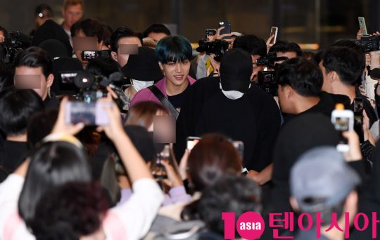 Group EXO (Suho, Chanyeol, Kai, Dio, Baekhyun, Sehun, Siumin, Chen, Ray) Kai is showing off airport fashion by leaving for Japan via Gimpo International Airport to attend EXO Planet #4 - Exploration (EXO PLANET #5 - EXpLOration) concert on the afternoon of the 17th ...