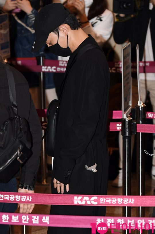 Group EXO (Suho, Chanyeol, Kai, Dio, Baekhyun, Sehun, Siumin, Chen, Ray) Chen is showing off airport fashion by leaving for Japan via Gimpo International Airport to attend EXO Planet #4 - Exploration (EXO PLANET #5 - EXpLOration) concert on the afternoon of the 17th ...