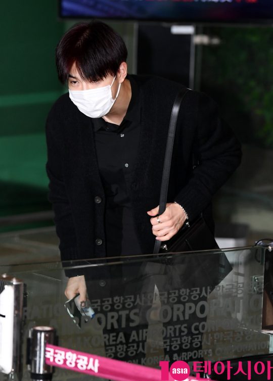 Group EXO (Suho, Chanyeol, Kai, EXO D.O., Baekhyun, Sehun, Siumin, Chen, and Ray) Suho departed to Japan via Gimpo International Airport to attend the EXO Planet #4 - Exploration (EXO PLANET #5 - EXpleOration) concert on the afternoon of the 17th. Im showing you.