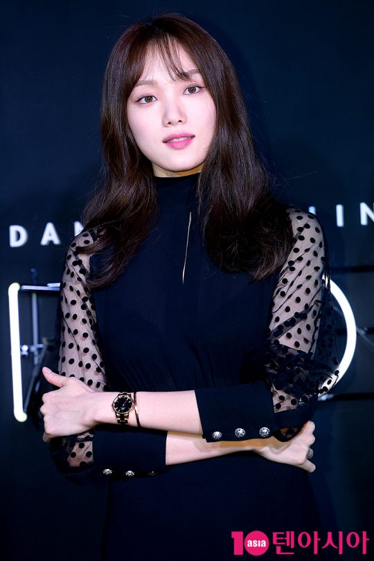 Actor Lee Sung-kyung attended a photocall event for an accessory brand at the Flagship Store in Seoul Samcheong-dong on the afternoon of the 17th.