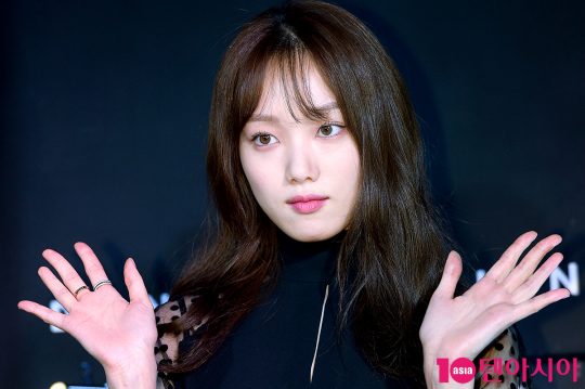 Actor Lee Sung-kyung attended a photocall event for an accessory brand at the flagship store in Seoul Samcheong-dong on the afternoon of the 17th.
