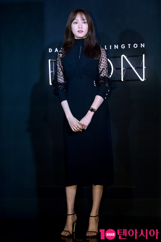 Actor Lee Sung-kyung attended a photo call event of an accessory brand held at the flagship store in Samcheong-dong, Seoul on the afternoon of the 17th.