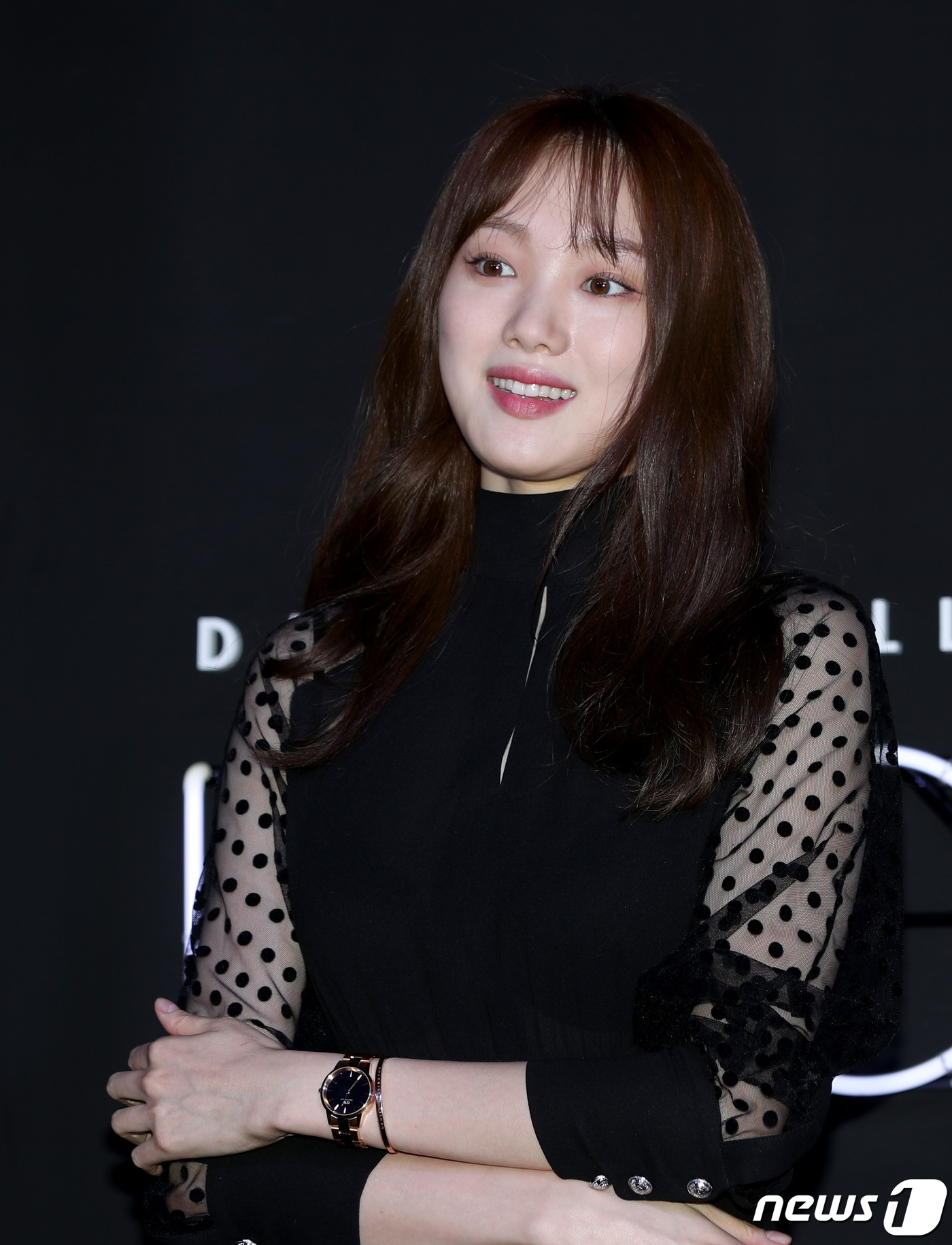 Seoul=) = Actor Lee Sung-kyung poses at the Swedish watch and accessory brand Daniel Wellington (DANIEL WELLINGTON) photo event at the Seoul Samcheong Flagship Store on Thursday afternoon.October 17, 2019