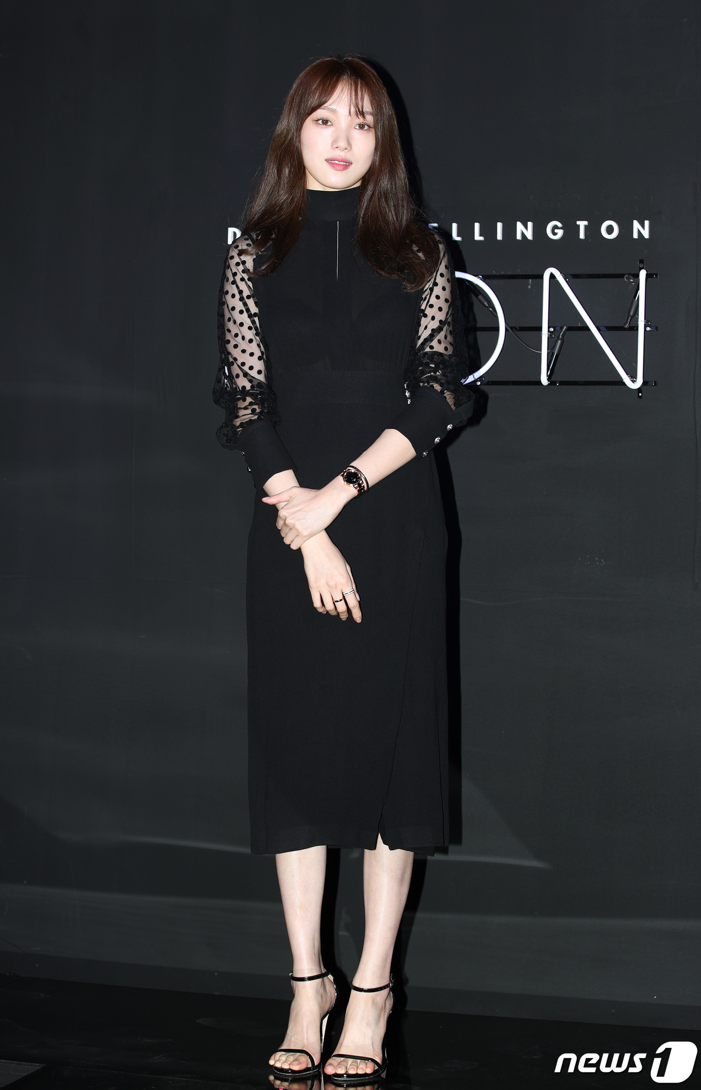 Seoul=) = Actor Lee Sung-kyung poses at the Sweden watch and accessory brand Daniel Wellington (DANIEL WELLINGTON) photo event at the Seoul Samcheong Flagship Store on Thursday afternoon.October 17, 2019