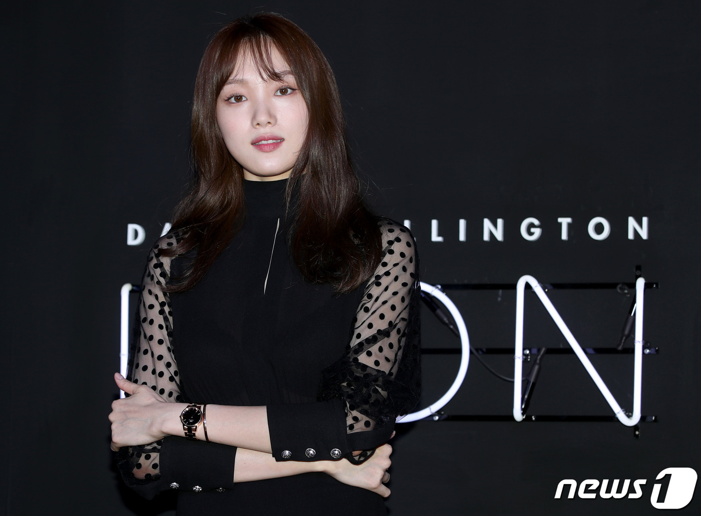Seoul=) = Actor Lee Sung-kyung poses at the Sweden watch and accessory brand Daniel Wellington (DANIEL WELLINGTON) photo event at the Seoul Samcheong Flagship Store on Thursday afternoon.October 17, 2019