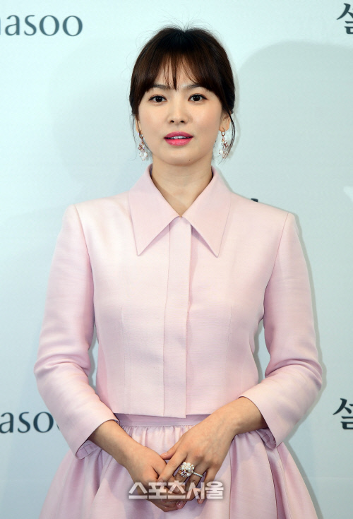I once again express my understanding of the part that hastily delivered the cancellation of the official photo call event on the 16th, said Shome Korea, which Song Hye-kyo is working as a brand ambassador on the 17th.We thought that the mourning we can express in the unfortunate Vivo was canceling the personal photo call event attended by the brand ambassador, and I would like to ask you to understand the confusion caused by the delay in the situation due to the time difference with France headquarters, he said.The unofficial internal event, which was planned with the canceled official photocall event (17th), will be attended by Shome Global Executives from France and Hong Kong, and Shome APAC Ambassador Song Hye-kyo, he added.Song Hye-kyo was scheduled to attend a brand event and photo call at a department store in Sogong-dong, Jung-gu, Seoul on the 17th.Especially, this place attracted more attention because Song Hye-kyo was a domestic schedule to attend in about four months.However, on the 14th, singer and actor Sully left the world sadly, and Song Hye-kyo decided not to attend the photo call event with mourning for the younger generation of the entertainment industry.Song Hye-kyo and the brand decided after a hard time, but the story of suddenly canceled spread on the 16th, raising questions about the reason.However, Song Hye-kyo expressed his remembrance, canceled the public photo call event, and was only going to attend the informal internal event, which is an activity as a brand ambassador.Meanwhile, Song Hye-kyo is considering his next film after the TVN drama Boyfriend, which ended in January.