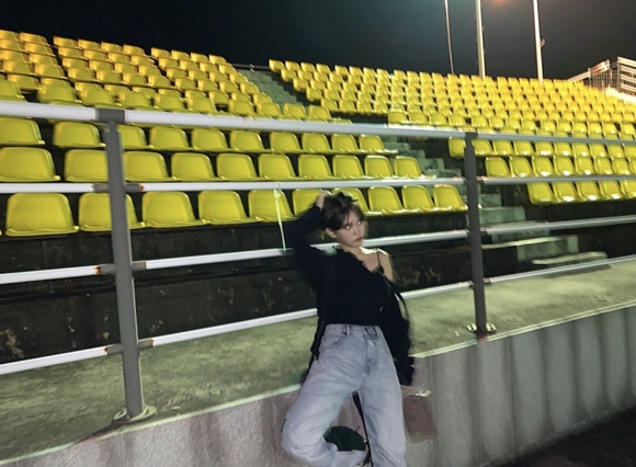 <p>Jeon So-mi hip visuals with near the situation I was.</p><p>Singer Jeon So-mi is 17, his SNS cool catand together multiple photos to publish.</p><p>Photo belongs to Jeon So-mi is the audience of the empty Venues in much delivery and pose are. Especially Jeon So-mi is a one side shoulder with Revealed of style to complete the sexy image more.</p><p>Meanwhile, Jeon So-mi in the last 6 month solo debut album `Make It`is announced, brisk efforts.</p><p>Picture=Jeon So-mi personal SNS</p>